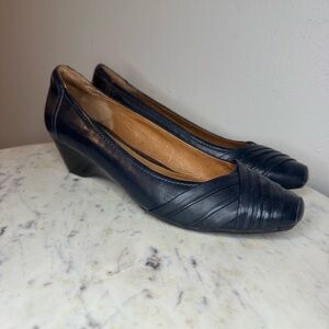 Clarks Artisan Wedge Size 9
Leather shoes comfort navy blue